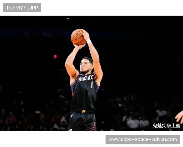 布克突破上篮吸引防守，太阳外围射手获空间